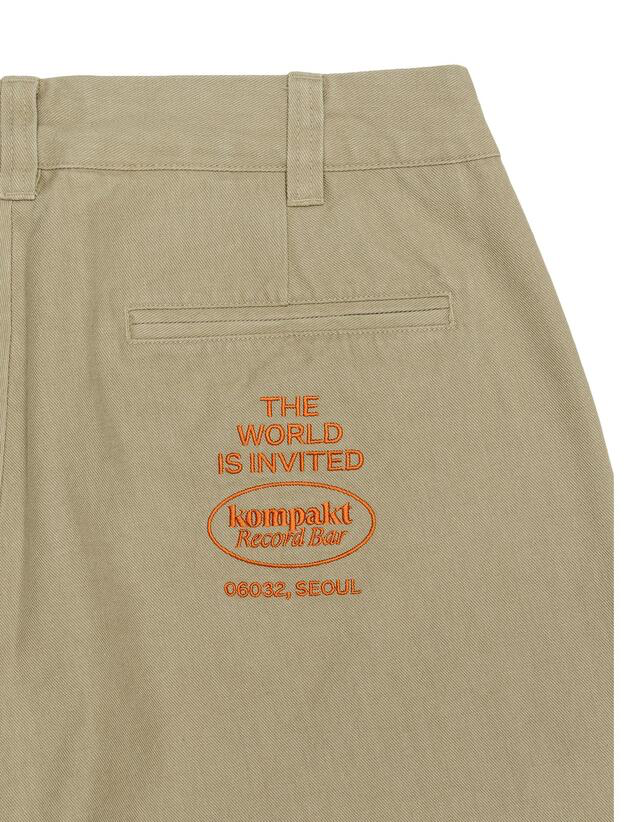 KOMPACT RECORD BAR BASIC LOGO CHINO PANTS KHAKI