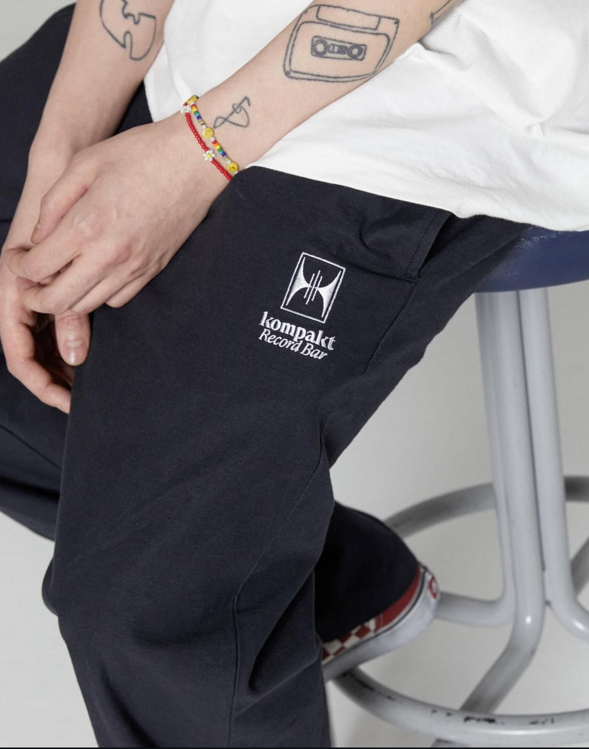 KOMPACT RECORD BAR BASIC LOGO CHINO PANTS NAVY