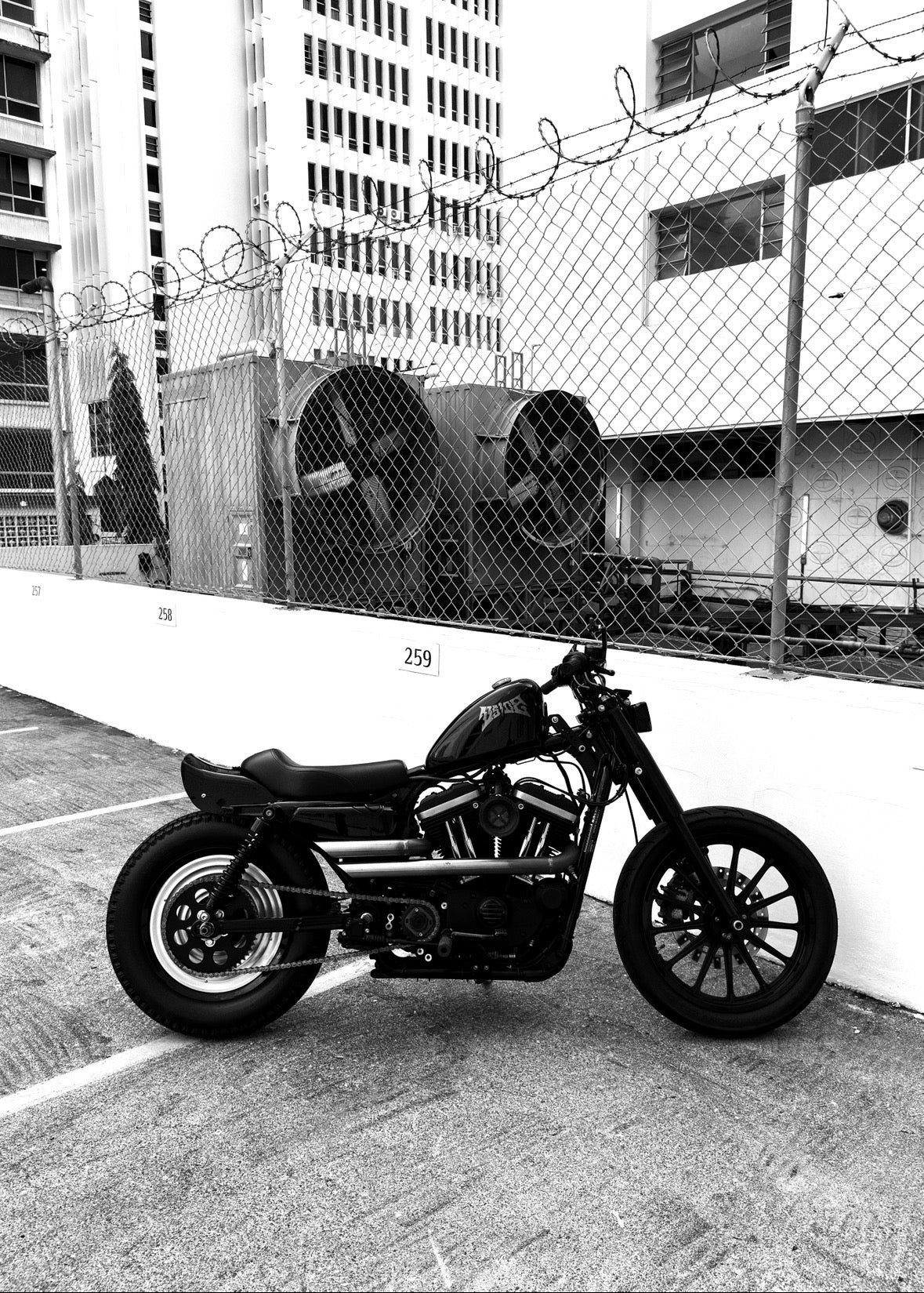 US PRJCT × DZ CYCLES — HARLEY-DAVIDSON SPORTSTER 883