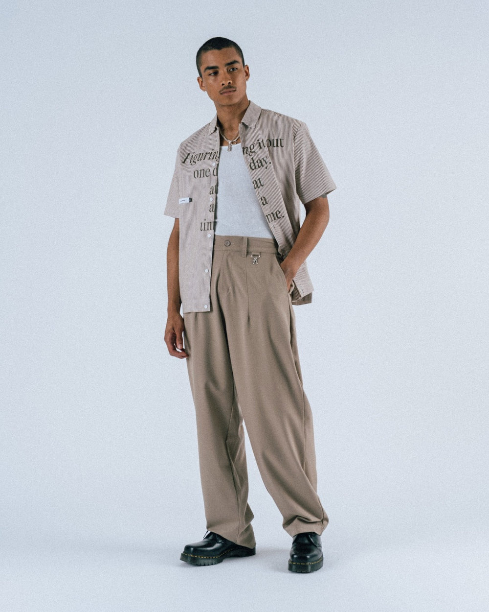 STUDENTS CALCULUS BAGGY PLEATED PANTS CEMENT