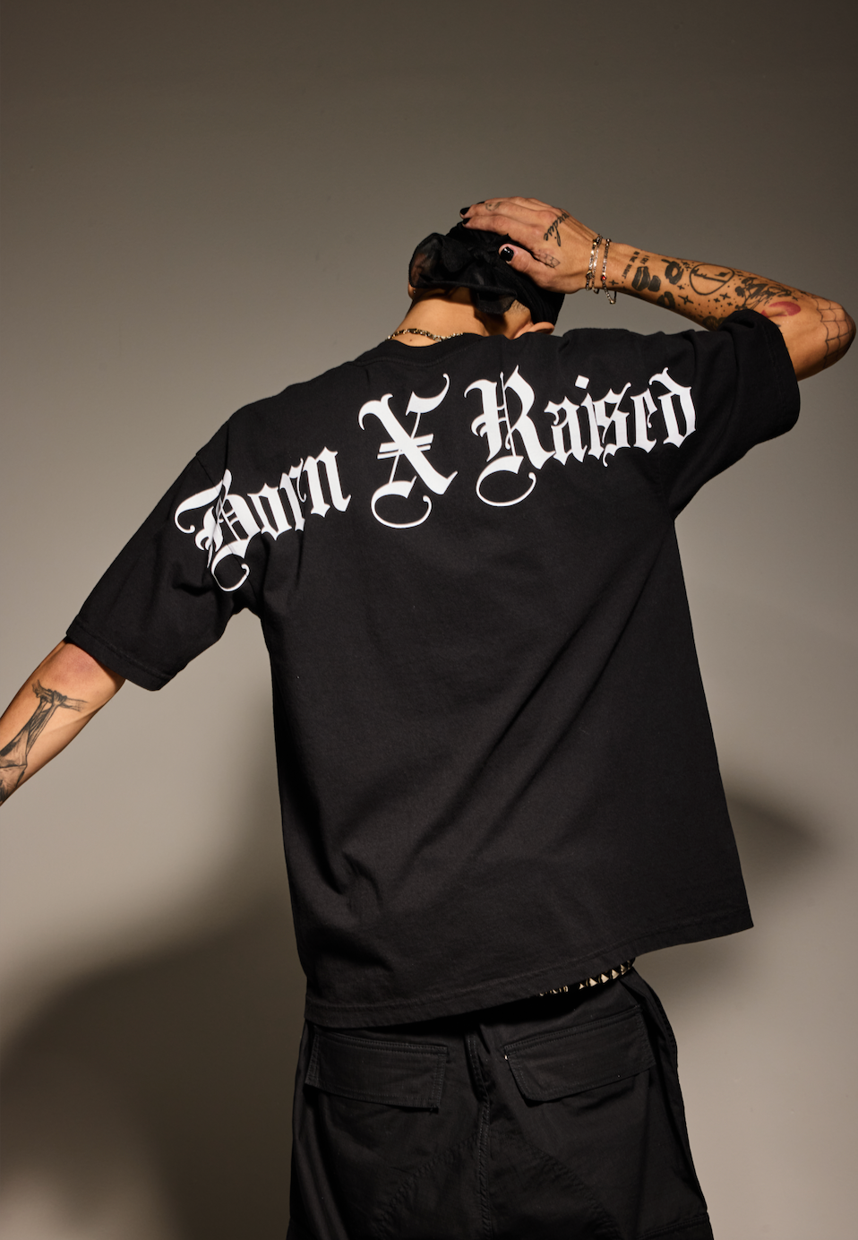 BORN X RAISED BLACKLETTER JUMBO ARCH TEE
